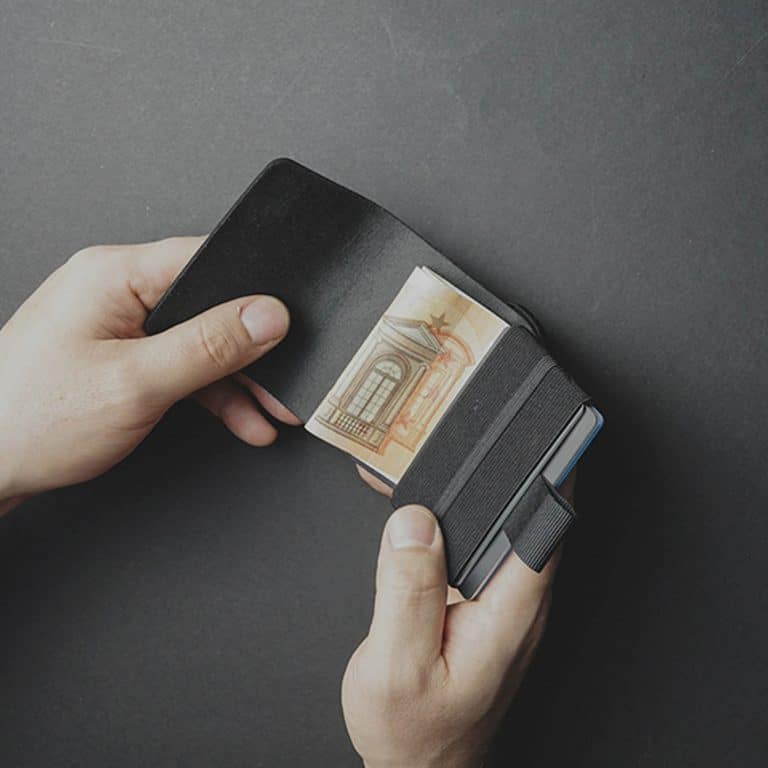Space-efficient wallet with easy access slots