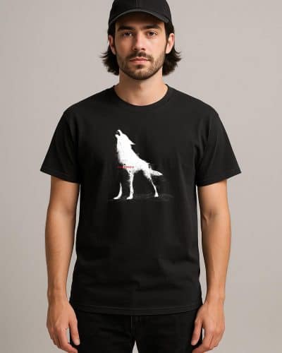 un hombre que lleva una camisa negra