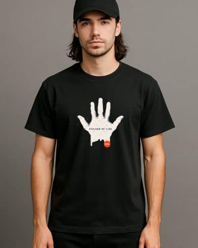 een man met lang haar, gekleed in een zwart shirt met een witte hand erop