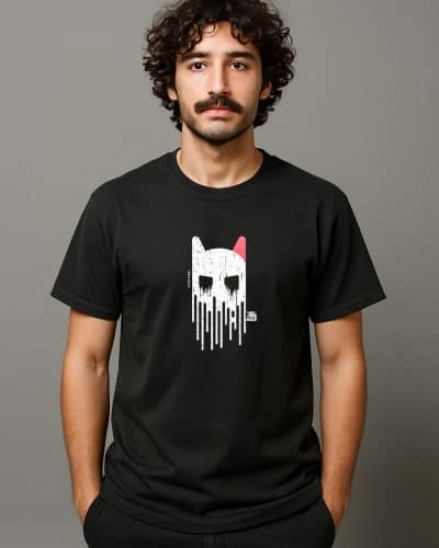 un homme avec une moustache et une chemise noire avec un crâne dessus