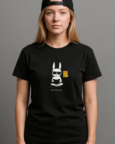 een vrouw in een zwart shirt