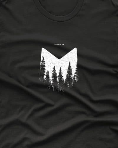 une chemise noire avec un logo blanc dessus