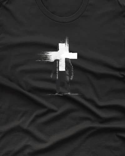 une chemise noire avec une croix blanche dessus