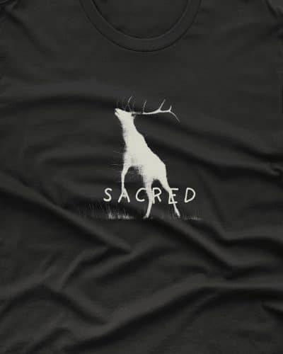 Una camisa negra con un ciervo blanco encima